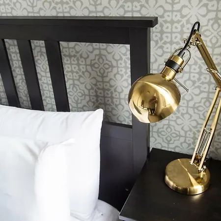 32 Victoria Crescent Road * Glasgow