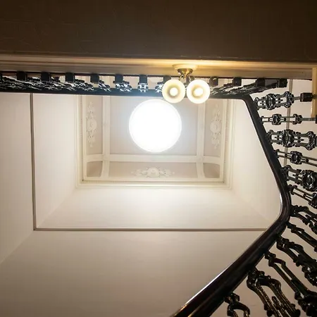 32 Victoria Crescent Road アパート