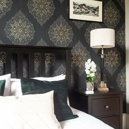 32 Victoria Crescent Road Apartment *