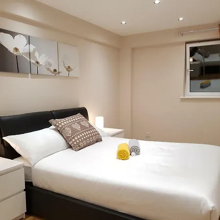 Glasgow's Centre Refined 3 Bedroom