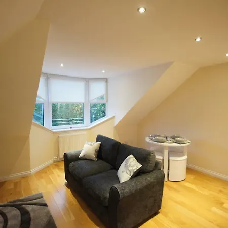 Modern, Cosy In Bearsden With Private Parking Apartament