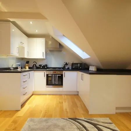 Modern, Cosy In Bearsden With Private Parking Apartment Glasgow