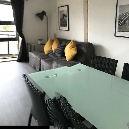 City Centre Riverside With Private Parking Glasgow