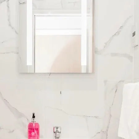아파트 Luxury 2 Bed 2 Bath - Free Parking