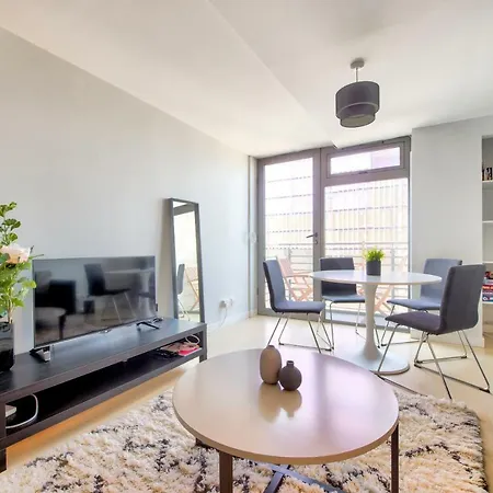 City Centre Riverview With Free Parking And Balcony