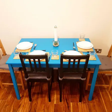 Bright, Spacious 2 Bedroom In The Heart Of City Apartment *