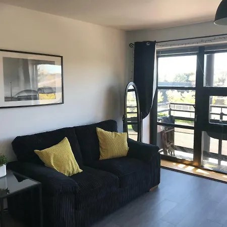 City Centre Riverside With Private Parking *