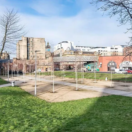 Bright Contemporary Merchant Flat In Location Glasgow