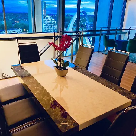 Centre - The Penthouse With Riverviews -