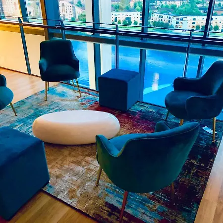 Centre - The Penthouse With Riverviews - Apartment