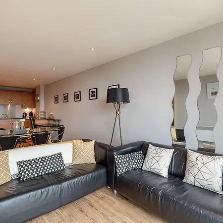 Modern Riverfront Apt. 10 Mins From Hydro/secc Glasgow
