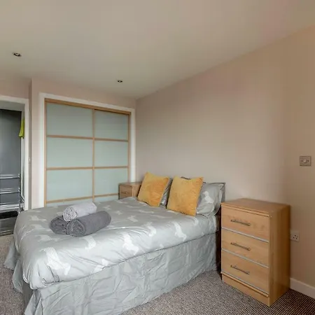 Apartman Modern Riverfront Apt. 10 Mins From Hydro/secc