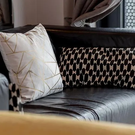 Modern Riverfront Apt. 10 Mins From Hydro/secc