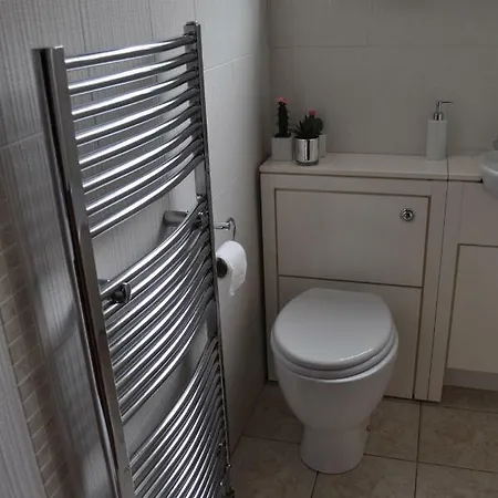 Fantastic 3 Bedroom House In Langside/shawlands