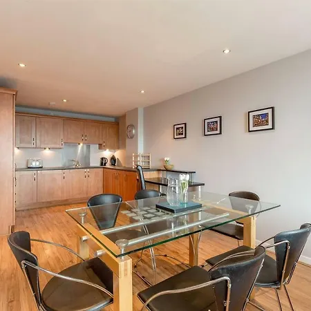 Modern Riverfront Apt. 10 Mins From Hydro/secc Apartman *
