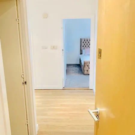 Centre - The Penthouse With Riverviews - *