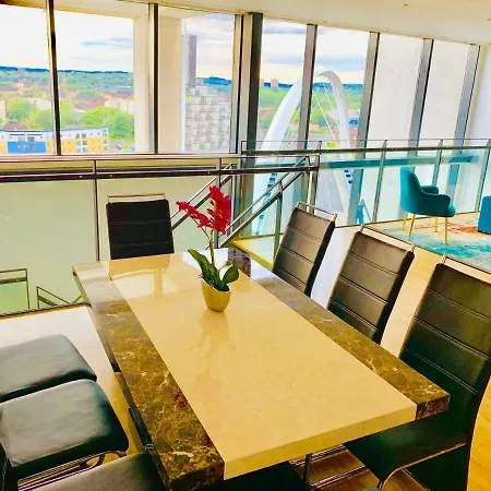 Centre - The Penthouse With Riverviews - Apartment *