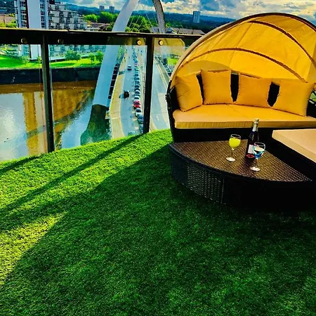 Centre - The Penthouse With Riverviews -