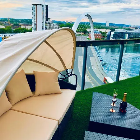Centre - The Penthouse With Riverviews - Apartment