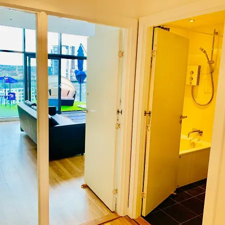 Centre - The Penthouse With Riverviews - *