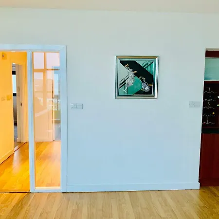 Apartment Centre - The Penthouse With Riverviews - *