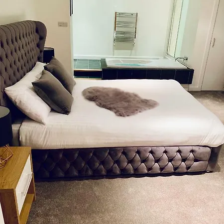 Centre - The Penthouse With Riverviews - *