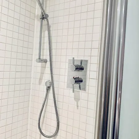 Centre - The Penthouse With Riverviews - Apartment