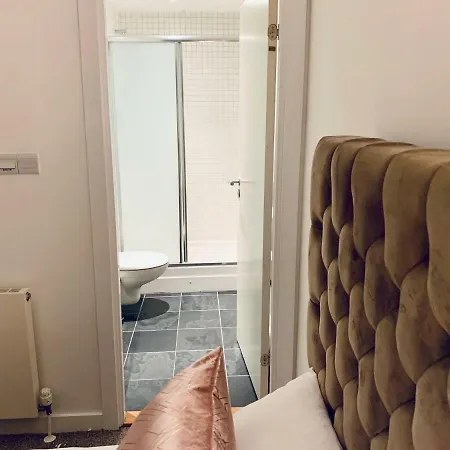 Apartment Centre - The Penthouse With Riverviews - *