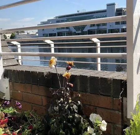 Lancefield Quay The River Front Apartment *