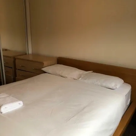 Wallace Hide Out 3* Glasgow