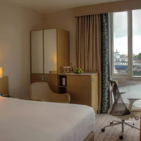 מלון Hilton Garden Centre 4*