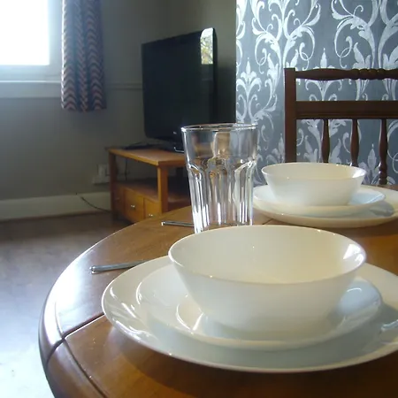 Peat Road Gardens - 3 Bedroom Apartment Glasgow