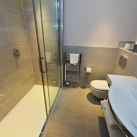Hotel Glynhill & Near Airport