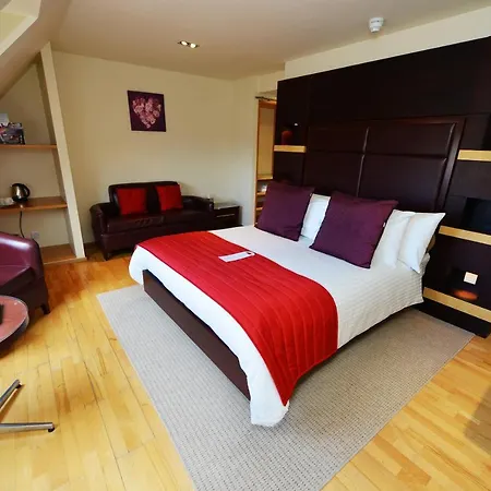 Glynhill & Near Airport Hotel