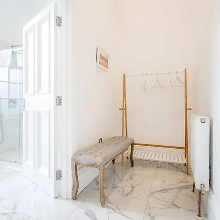 Luxury 4 Bed Townhouse In Prestigious West End