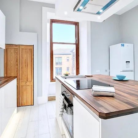 Luxurious Nr Subway Glasgow