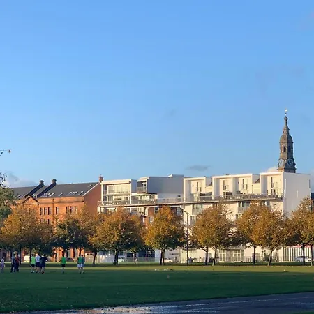 City Centre Green With Balcony And Parking Glasgow