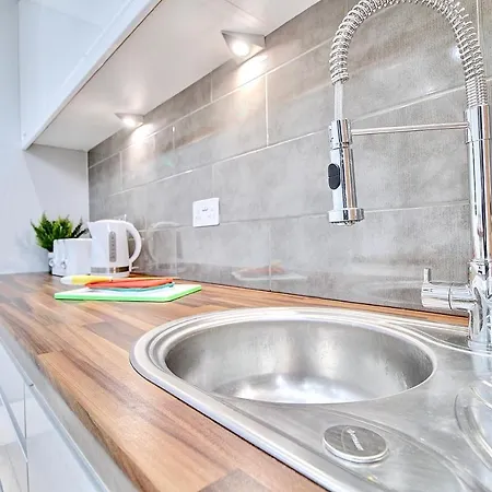 Luxurious Nr Subway Glasgow