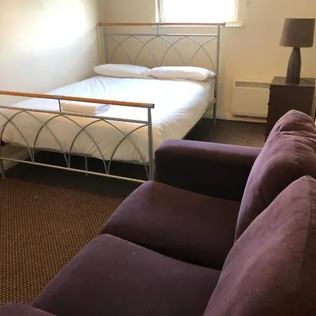 Wallace Hide Out 3* Glasgow
