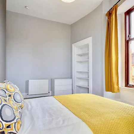 Luxurious Nr Subway Glasgow