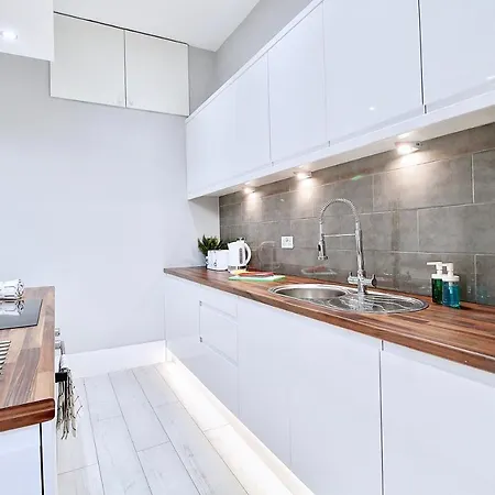 Luxurious Nr Subway Apartment *
