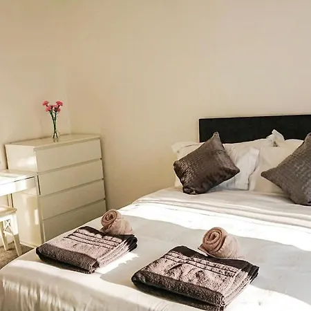 Carnock Road - Silverburn Shopping Centre Apartment *