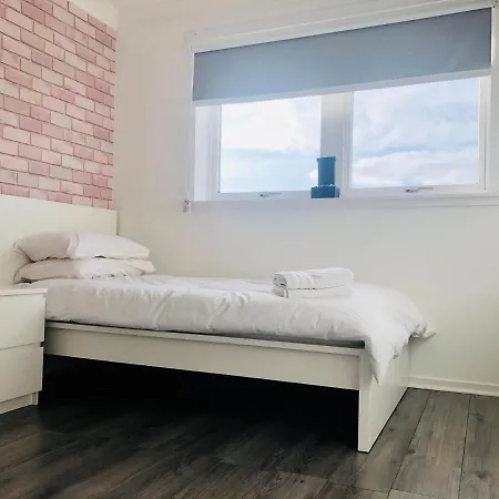 Modern 2 Bedroom Near Centre Apartment