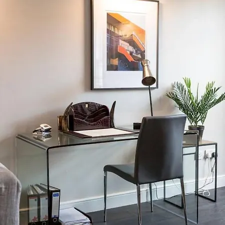 Appartamento Luxury West End Apt. W/ Private Outdoor Area