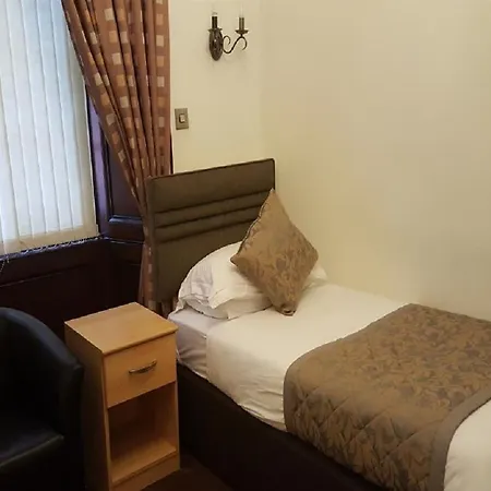Mclays Hotel 2*