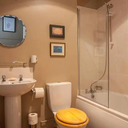 Bright Cosy Flat In Unbelievable Location Glasgow