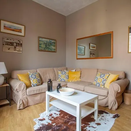 Bright Cosy Flat In Unbelievable Location Glasgow