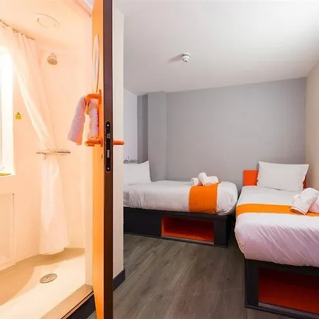 Easyhotel 2*