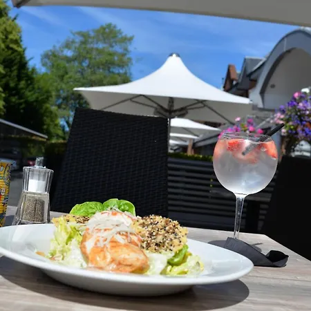 Ξενοδοχείο Glynhill & Near Airport 4*