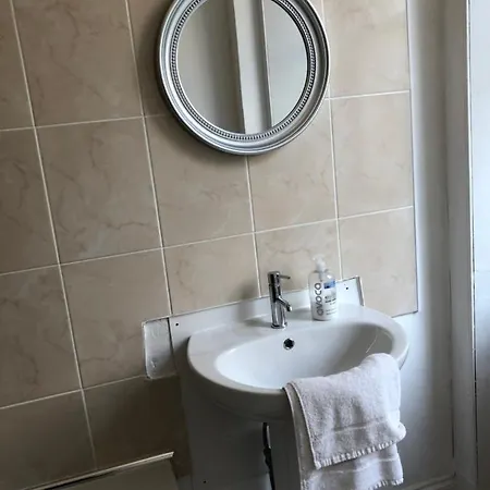 Oda ve Kahvaltı Renfrew At Centre *